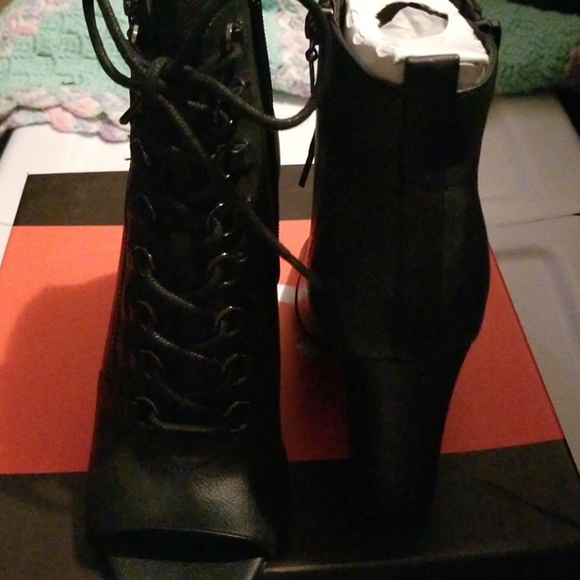 Shoes - Picture 4 of 4